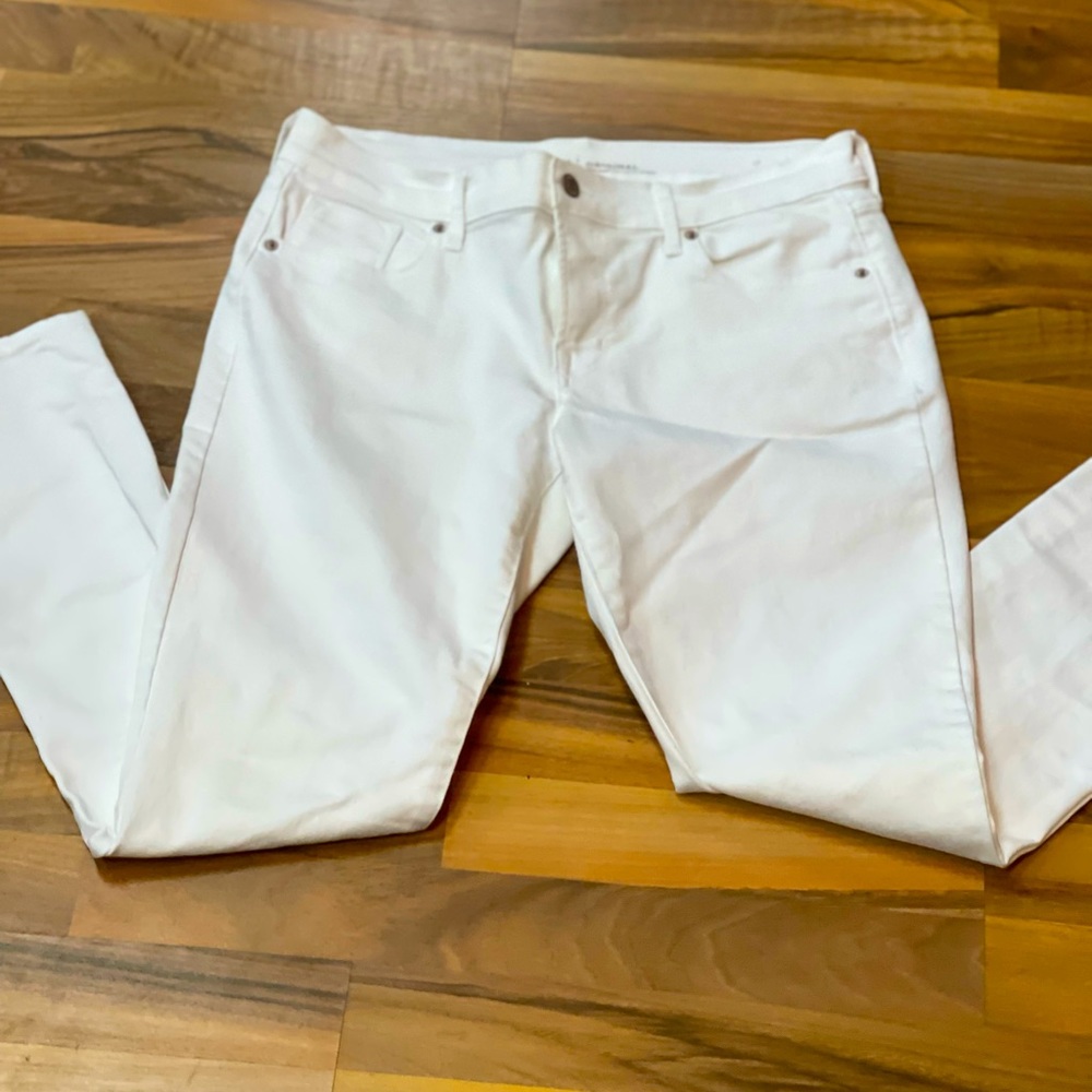 Old Navy women’s white jeans!
